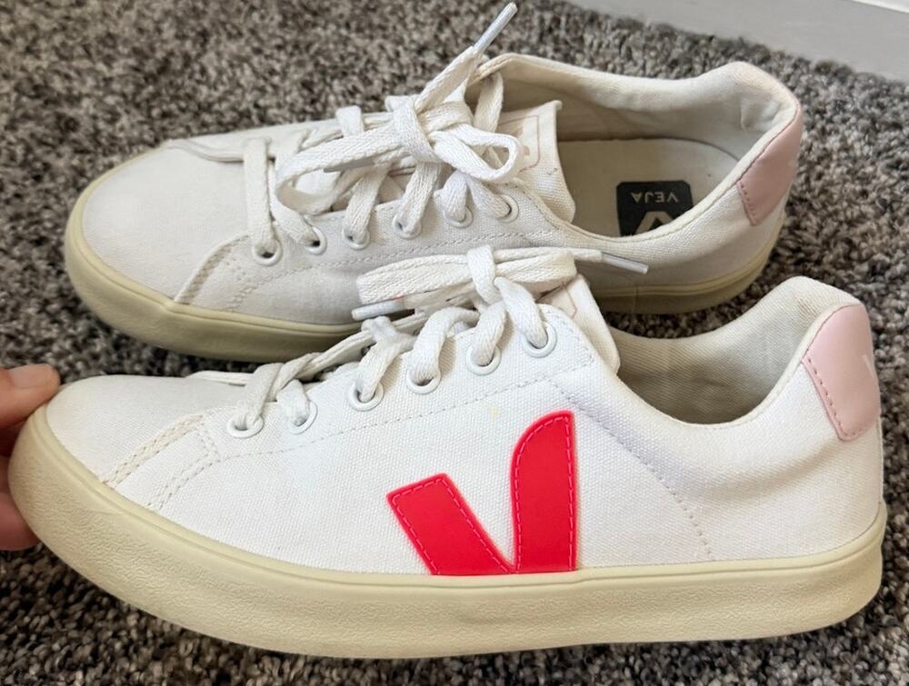 VEJA Canvas Esplar SE Low vibrant pink women's size 6
